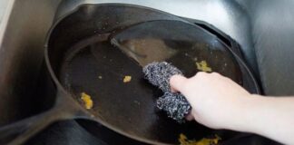 Izgrebana tava može ponovno izgledati kao nova sa samo jednim uobičajenim kuhinjskim predmetom koji svi posjeduju. Izgrebana tava može ponovno izgledati kao nova sa samo jednim uobičajenim kuhinjskim predmetom koji svi posjeduju. - featured image