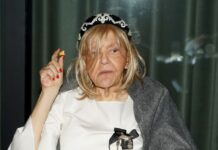 Zbog 1 simptoma znala je da ima rak, ali nije htela da ide kod doktora: Kad je osetila da umire, napisala je hit zbog kog joj je sin ridao u suzama Zbog 1 simptoma znala je da ima rak, ali nije htela da ide kod doktora: Kad je osetila da umire, napisala je hit zbog kog joj je sin ridao u suzama - featured image