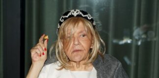 Zbog 1 simptoma znala je da ima rak, ali nije htela da ide kod doktora: Kad je osetila da umire, napisala je hit zbog kog joj je sin ridao u suzama Zbog 1 simptoma znala je da ima rak, ali nije htela da ide kod doktora: Kad je osetila da umire, napisala je hit zbog kog joj je sin ridao u suzama - featured image
