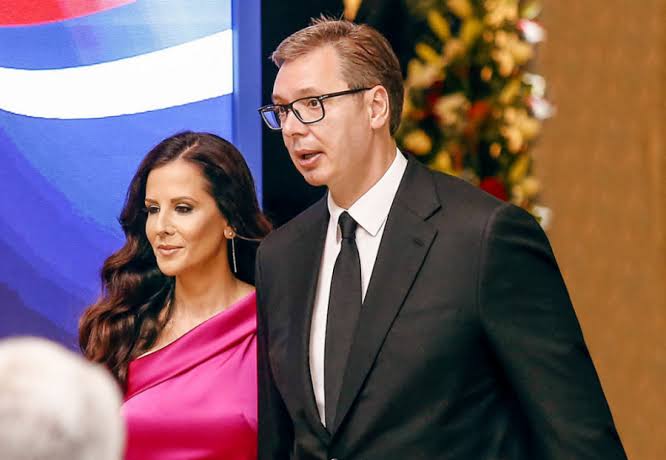 Ovdje žive ALEKSANDAR VUČIĆ I PRVA DAMA: Tamara otvorila vrata porodičnog doma, jeste li očekivali ovako nešto?! (FOTO) - featured image Ovdje žive ALEKSANDAR VUČIĆ I PRVA DAMA: Tamara otvorila vrata porodičnog doma, jeste li očekivali ovako nešto?! (FOTO) - featured image