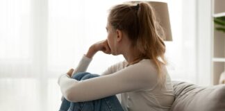 7 znakova da ste u djetinjstvu bili emocionalno zanemareni: Takvi ljudi nose teške traume, ovako se prepoznaju 7 znakova da ste u djetinjstvu bili emocionalno zanemareni: Takvi ljudi nose teške traume, ovako se prepoznaju - featured image