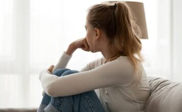 7 znakova da ste u djetinjstvu bili emocionalno zanemareni: Takvi ljudi nose teške traume, ovako se prepoznaju 7 znakova da ste u djetinjstvu bili emocionalno zanemareni: Takvi ljudi nose teške traume, ovako se prepoznaju - featured image