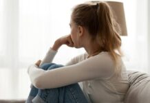 7 znakova da ste u djetinjstvu bili emocionalno zanemareni: Takvi ljudi nose teške traume, ovako se prepoznaju 7 znakova da ste u djetinjstvu bili emocionalno zanemareni: Takvi ljudi nose teške traume, ovako se prepoznaju - featured image