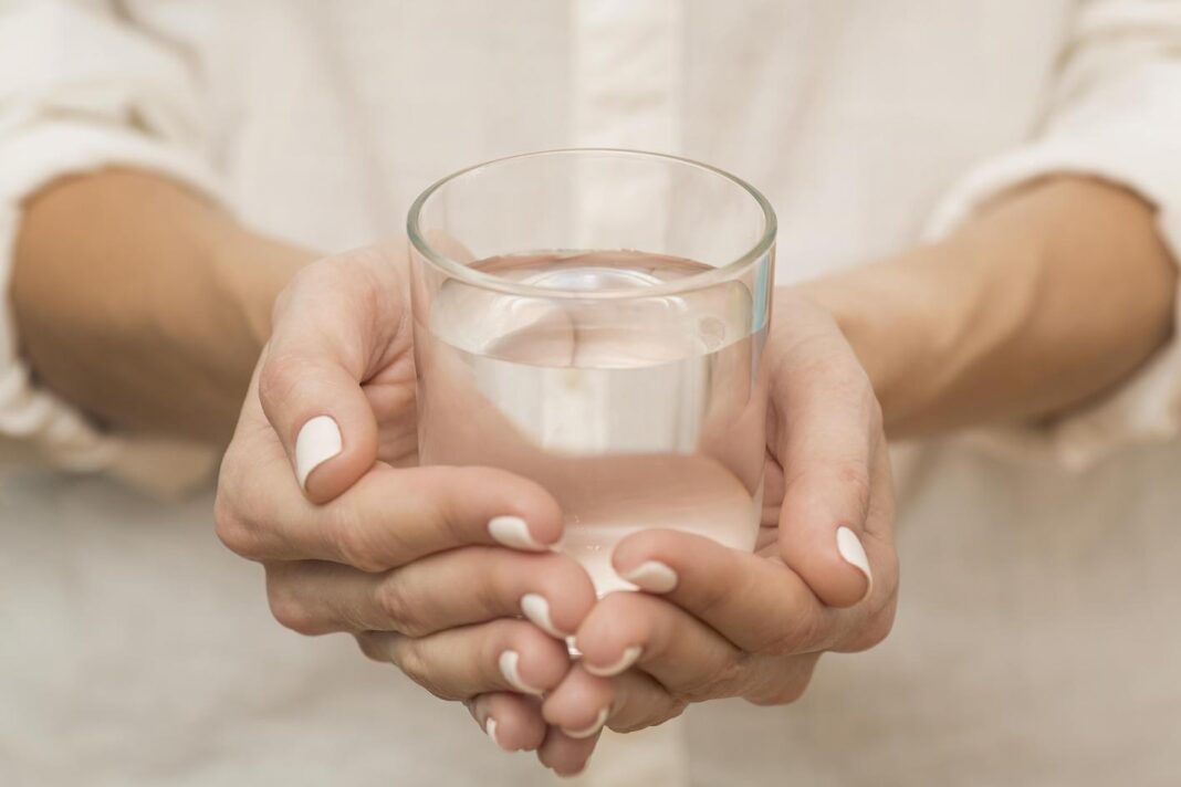 RUSKI KARDIOLOG UPOZORAVA: Previše vode rasteže želudac, ako ne poštujete ovo pravilo, posljedice mogu biti fatalne - featured image RUSKI KARDIOLOG UPOZORAVA: Previše vode rasteže želudac, ako ne poštujete ovo pravilo, posljedice mogu biti fatalne - featured image