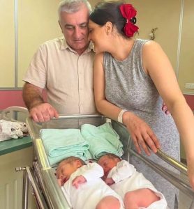Nakon 20 godina čekanja, napokon su dobili blizance… ali kada je liječnik vidio znak na rukama beba, svi su se zaledili 😱💔👇 - featured image Nakon 20 godina čekanja, napokon su dobili blizance… ali kada je liječnik vidio znak na rukama beba, svi su se zaledili 😱💔👇 - featured image