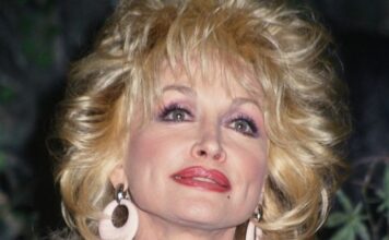 ODRASTALA U SIROMAŠTVU, SUMNJALA U SVOJU LEPOTU, NIJE ŽELELA DA OSTARI…Evo šta je izjavila prije smrti Doli Parton ODRASTALA U SIROMAŠTVU, SUMNJALA U SVOJU LEPOTU, NIJE ŽELELA DA OSTARI…Evo šta je izjavila prije smrti Doli Parton - featured image