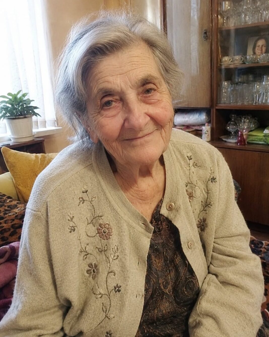 Moja 70-godišnja svekrva patila je od gubitka pamćenja… Mislila sam da se mogu nositi s tim, sve dok nije nestala s mojom bebom po kiši, a ja donijela odluku koju mi suprug možda nikada neće oprostiti… - featured image