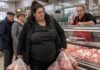 Svakog dana jedna starica kupovala je čak 60 kilograma govedine… A kada je policija otkrila zašto joj je potrebno toliko mesa, svi su ostali bez reči… Svakog dana jedna starica kupovala je čak 60 kilograma govedine… A kada je policija otkrila zašto joj je potrebno toliko mesa, svi su ostali bez reči… - featured image