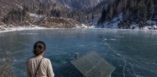 Otac joj je u nasljedstvo ostavio samo zaleđeno jezero u zaboravljenom rumunjskom selu, sve dok se ispod leda nije pojavila koliba o kojoj nitko nije želio priznati da išta zna… Otac joj je u nasljedstvo ostavio samo zaleđeno jezero u zaboravljenom rumunjskom selu, sve dok se ispod leda nije pojavila koliba o kojoj nitko nije želio priznati da išta zna… - featured image