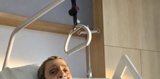 Moj 86-godišnji suprug zamolio me da se nasmiješim za našu posljednju fotografiju pokraj njegova bolničkog kreveta… Nisam razumjela zašto sve dok mi medicinska sestra nije predala ono što je potajno pripremio za mene… Moj 86-godišnji suprug zamolio me da se nasmiješim za našu posljednju fotografiju pokraj njegova bolničkog kreveta… Nisam razumjela zašto sve dok mi medicinska sestra nije predala ono što je potajno pripremio za mene… - featured image