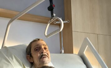 Moj 86-godišnji suprug zamolio me da se nasmiješim za našu posljednju fotografiju pokraj njegova bolničkog kreveta… Nisam razumjela zašto sve dok mi medicinska sestra nije predala ono što je potajno pripremio za mene… Moj 86-godišnji suprug zamolio me da se nasmiješim za našu posljednju fotografiju pokraj njegova bolničkog kreveta… Nisam razumjela zašto sve dok mi medicinska sestra nije predala ono što je potajno pripremio za mene… - featured image