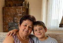 Sedmogodišnji Luka rekao je učiteljici da mu baka svake noći veže ruke, ali tek kad su otvorili zaključanu sobu na katu, otkrili su zašto dječak godinama vjeruje da mu je majka mrtva Sedmogodišnji Luka rekao je učiteljici da mu baka svake noći veže ruke, ali tek kad su otvorili zaključanu sobu na katu, otkrili su zašto dječak godinama vjeruje da mu je majka mrtva - featured image