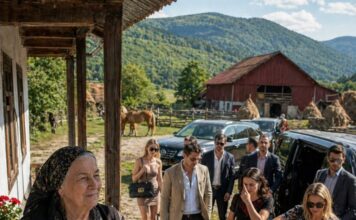 Kupila sam seosko imanje kako bih mirno provela mirovinu, ali moj je sin htio dovesti cijelu ekipu i rekao mi: „Ako ti ne odgovara, vrati se u grad.” Nisam rekla ništa. Ali kad su stigli, vidjeli su iznenađenje koje sam im pripremila. Kupila sam seosko imanje kako bih mirno provela mirovinu, ali moj je sin htio dovesti cijelu ekipu i rekao mi: „Ako ti ne odgovara, vrati se u grad.” Nisam rekla ništa. Ali kad su stigli, vidjeli su iznenađenje koje sam im pripremila. - featured image