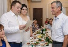 Kada je siromašni otac poklonio kćerki običnu koverat za venčanje, bogati rođaci mladoženje počeli su da se smeju „velikodušnom“ poklonu. Kada je siromašni otac poklonio kćerki običnu koverat za venčanje, bogati rođaci mladoženje počeli su da se smeju „velikodušnom“ poklonu. - featured image