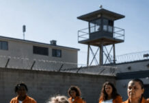 Starija zatvorenica je mirno prala odjeću u zatvorskom dvorištu kada joj je prišla najopasnija kriminalka, nasilno je uhvatila za glavu i gurnula joj lice direktno u prljavu, sapunastu vodu. Međutim, samo nekoliko minuta kasnije dogodilo se nešto što je šokiralo čak i najokrutnije zatvorenike… 😳 Starija zatvorenica je mirno prala odjeću u zatvorskom dvorištu kada joj je prišla najopasnija kriminalka, nasilno je uhvatila za glavu i gurnula joj lice direktno u prljavu, sapunastu vodu. Međutim, samo nekoliko minuta kasnije dogodilo se nešto što je šokiralo čak i najokrutnije zatvorenike… 😳 - featured image