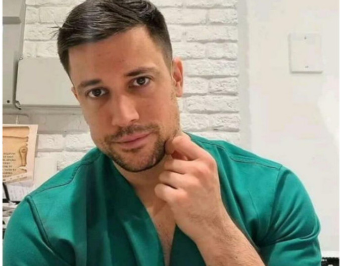 Vasilije Vujović, doktor koji je privukao pažnju javnosti, danas gradi karijeru između estetske hirurgije i porodičnog života - featured image Vasilije Vujović, doktor koji je privukao pažnju javnosti, danas gradi karijeru između estetske hirurgije i porodičnog života - featured image