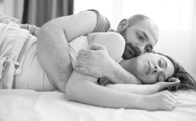 Šta znači ako žena tokom intimnog odnosa samo leži i pasivno se ponaša, prema psihologiji - featured image Šta znači ako žena tokom intimnog odnosa samo leži i pasivno se ponaša, prema psihologiji - featured image