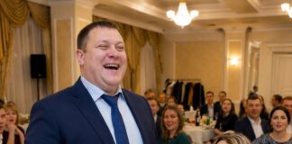 Humanitarna aukcija u sjeni poniženja: suprug je pokušao da se našali, ali je sala ubrzo utihnula Humanitarna aukcija u sjeni poniženja: suprug je pokušao da se našali, ali je sala ubrzo utihnula - featured image