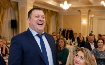 Humanitarna aukcija u sjeni poniženja: suprug je pokušao da se našali, ali je sala ubrzo utihnula Humanitarna aukcija u sjeni poniženja: suprug je pokušao da se našali, ali je sala ubrzo utihnula - featured image