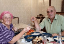 Trideset pet godina me muž prisiljavao da pijem s njim svake večeri. Nakon što je umro, odnijela sam bocu u laboratorij – i čim je liječnik vidio rezultate, odmah je zaključao vrata… Trideset pet godina me muž prisiljavao da pijem s njim svake večeri. Nakon što je umro, odnijela sam bocu u laboratorij – i čim je liječnik vidio rezultate, odmah je zaključao vrata… - featured image