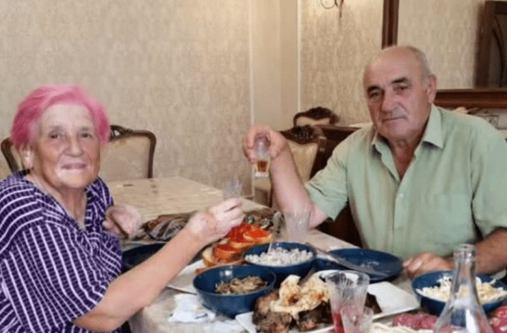 Trideset pet godina me muž prisiljavao da pijem s njim svake večeri. Nakon što je umro, odnijela sam bocu u laboratorij – i čim je liječnik vidio rezultate, odmah je zaključao vrata… - featured image Trideset pet godina me muž prisiljavao da pijem s njim svake večeri. Nakon što je umro, odnijela sam bocu u laboratorij – i čim je liječnik vidio rezultate, odmah je zaključao vrata… - featured image