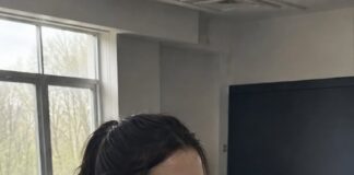 Dvanaest godina nakon što su moj otac i majčina najbolja prijateljica organizirali nesreću, naplatili naše životno osiguranje i izgradili bogatstvo na našoj smrti, vratila sam se pod drugim imenom u školu njihova sina — ali moja osveta nije počela prijetnjom, nego starim policijskim spisom, lažnim potpisom i čovjekom koji je godinama šutio Dvanaest godina nakon što su moj otac i majčina najbolja prijateljica organizirali nesreću, naplatili naše životno osiguranje i izgradili bogatstvo na našoj smrti, vratila sam se pod drugim imenom u školu njihova sina — ali moja osveta nije počela prijetnjom, nego starim policijskim spisom, lažnim potpisom i čovjekom koji je godinama šutio - featured image