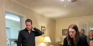 Moj osmogodišnji nećak nije se odvajao od lijesa svoje majke tijekom cijelog bdjenja, neprestano ponavljajući: **„Nemojte ga još zatvoriti… rekla mi je da čekam zvuk.“** Svi su mislili da je dječak jednostavno u šoku… sve dok se negdje oko ponoći nešto nije počelo tresti unutar haljine u koju su odjenuli moju sestru. Moj osmogodišnji nećak nije se odvajao od lijesa svoje majke tijekom cijelog bdjenja, neprestano ponavljajući: **„Nemojte ga još zatvoriti… rekla mi je da čekam zvuk.“** Svi su mislili da je dječak jednostavno u šoku… sve dok se negdje oko ponoći nešto nije počelo tresti unutar haljine u koju su odjenuli moju sestru. - featured image