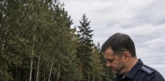 Saobraćajni policajac namjerno je mladoj ženi pocijepao vozačku dozvolu u pokušaju da je ponizi. Ali upravo u tom trenutku žena je mirno otvorila pretinac za rukavice, izvadila nešto drugo, a samo nekoliko sekundi kasnije policajac je stajao potpuno šokiran 😱 Saobraćajni policajac namjerno je mladoj ženi pocijepao vozačku dozvolu u pokušaju da je ponizi. Ali upravo u tom trenutku žena je mirno otvorila pretinac za rukavice, izvadila nešto drugo, a samo nekoliko sekundi kasnije policajac je stajao potpuno šokiran 😱 - featured image
