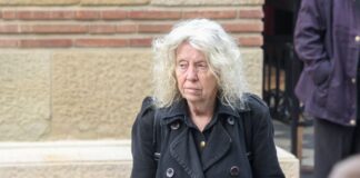 Komšije Eve Ras digle uzbunu: „Zabrinuti smo za nju, niko nije očekivao da će ovako izgledati njen život“ Prosi na ulici, ne brine o sebi više, uužas Komšije Eve Ras digle uzbunu: „Zabrinuti smo za nju, niko nije očekivao da će ovako izgledati njen život“ Prosi na ulici, ne brine o sebi više, uužas - featured image