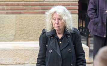 Komšije Eve Ras digle uzbunu: „Zabrinuti smo za nju, niko nije očekivao da će ovako izgledati njen život“ Prosi na ulici, ne brine o sebi više, uužas Komšije Eve Ras digle uzbunu: „Zabrinuti smo za nju, niko nije očekivao da će ovako izgledati njen život“ Prosi na ulici, ne brine o sebi više, uužas - featured image