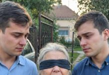 Roditelji su ih napustili kad su imali dvije godine, a baka ih je prehranila prodajući povrće i radeći po tuđim poljima – dvadeset i tri godine poslije stavili su joj povez preko očiju i u ruku spustili mali mjedeni ključ… Roditelji su ih napustili kad su imali dvije godine, a baka ih je prehranila prodajući povrće i radeći po tuđim poljima – dvadeset i tri godine poslije stavili su joj povez preko očiju i u ruku spustili mali mjedeni ključ… - featured image
