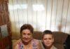 Mali dečak je rekao u školi: „Baka mi svake noći vezuje ruke.“ Kada je njegova učiteljica ušla u kuću sa policijom, sledila se od onoga što je ugledala 😱💔 Mali dečak je rekao u školi: „Baka mi svake noći vezuje ruke.“ Kada je njegova učiteljica ušla u kuću sa policijom, sledila se od onoga što je ugledala 😱💔 - featured image