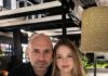Moj otac me je pozvao na večeru, uhvatio me za ruku i rekao svojim prijateljima: „Upoznajte devojku koju volim.“ Sedela sam preplašena — sve dok jedan od njegovih prijatelja nije rekao nešto zbog čega sam briznula u plač… Moj otac me je pozvao na večeru, uhvatio me za ruku i rekao svojim prijateljima: „Upoznajte devojku koju volim.“ Sedela sam preplašena — sve dok jedan od njegovih prijatelja nije rekao nešto zbog čega sam briznula u plač… - featured image