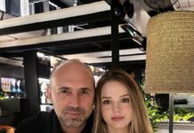 Moj otac me je pozvao na večeru, uhvatio me za ruku i rekao svojim prijateljima: „Upoznajte devojku koju volim.“ Sedela sam preplašena — sve dok jedan od njegovih prijatelja nije rekao nešto zbog čega sam briznula u plač… Moj otac me je pozvao na večeru, uhvatio me za ruku i rekao svojim prijateljima: „Upoznajte devojku koju volim.“ Sedela sam preplašena — sve dok jedan od njegovih prijatelja nije rekao nešto zbog čega sam briznula u plač… - featured image