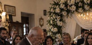 Bogati 71-godišnji muškarac pristao je da se oženi mladom ženom, a da joj nikada nije video lice. Roditelji mlade postavili su samo jedan neobičan uslov: mladoženji će biti dozvoljeno da podigne njen veo tek nakon što venčanje bude završeno. Muškarac je pristao, ali kada je tokom ceremonije konačno sklonio tkaninu sa lica svoje mlade supruge, samo je nekoliko sekundi zurio u nju, a zatim se užasnuto povukao. 😨 Bogati 71-godišnji muškarac pristao je da se oženi mladom ženom, a da joj nikada nije video lice. Roditelji mlade postavili su samo jedan neobičan uslov: mladoženji će biti dozvoljeno da podigne njen veo tek nakon što venčanje bude završeno. Muškarac je pristao, ali kada je tokom ceremonije konačno sklonio tkaninu sa lica svoje mlade supruge, samo je nekoliko sekundi zurio u nju, a zatim se užasnuto povukao. 😨 - featured image