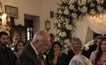 Bogati 71-godišnji muškarac pristao je da se oženi mladom ženom, a da joj nikada nije video lice. Roditelji mlade postavili su samo jedan neobičan uslov: mladoženji će biti dozvoljeno da podigne njen veo tek nakon što venčanje bude završeno. Muškarac je pristao, ali kada je tokom ceremonije konačno sklonio tkaninu sa lica svoje mlade supruge, samo je nekoliko sekundi zurio u nju, a zatim se užasnuto povukao. 😨 Bogati 71-godišnji muškarac pristao je da se oženi mladom ženom, a da joj nikada nije video lice. Roditelji mlade postavili su samo jedan neobičan uslov: mladoženji će biti dozvoljeno da podigne njen veo tek nakon što venčanje bude završeno. Muškarac je pristao, ali kada je tokom ceremonije konačno sklonio tkaninu sa lica svoje mlade supruge, samo je nekoliko sekundi zurio u nju, a zatim se užasnuto povukao. 😨 - featured image