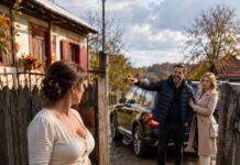 Moj bivši suprug vratio se u selo nakon 17 godina sa skupim SUV-om i puno mlađom suprugom. Pogledao je moju kuću, moje blatnjave čizme i počeo se smijati: „Mogla si živjeti kao kraljica sa mnom. Sada nosiš krumpire kao glupa seljanka.” Nisam mu odgovorila. Ali on nije znao tko sluša svaku riječ iza vrata… Moj bivši suprug vratio se u selo nakon 17 godina sa skupim SUV-om i puno mlađom suprugom. Pogledao je moju kuću, moje blatnjave čizme i počeo se smijati: „Mogla si živjeti kao kraljica sa mnom. Sada nosiš krumpire kao glupa seljanka.” Nisam mu odgovorila. Ali on nije znao tko sluša svaku riječ iza vrata… - featured image