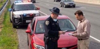 Policajac me je tokom rutinske kontrole izveo iz automobila i šapnuo: „Ne vraćajte se večeras kući“ Policajac me je tokom rutinske kontrole izveo iz automobila i šapnuo: „Ne vraćajte se večeras kući“ - featured image