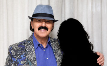 ESTRADA NA KOLENIMA!!! HARIS ĐŽINOVIĆ oženio 20 godina mlađu KOLEGICU ?Kad vidite KO JE u pitanju ZNIJEMIT ćete od šoka ĆERKA MOŽE DA MU BUDE…. ESTRADA NA KOLENIMA!!! HARIS ĐŽINOVIĆ oženio 20 godina mlađu KOLEGICU ?Kad vidite KO JE u pitanju ZNIJEMIT ćete od šoka ĆERKA MOŽE DA MU BUDE…. - featured image