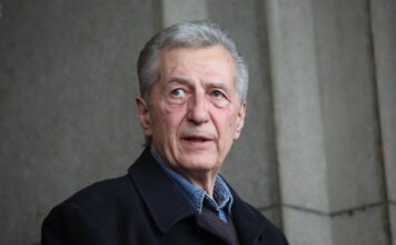 VELIKA TUGA MRČAJEVCI TUGUJU ZA OVIM ČOVEKOM: Celo mesto izlepljeno umrlicom Miroslava Ilića, nezapamćena tragedija VELIKA TUGA MRČAJEVCI TUGUJU ZA OVIM ČOVEKOM: Celo mesto izlepljeno umrlicom Miroslava Ilića, nezapamćena tragedija - featured image