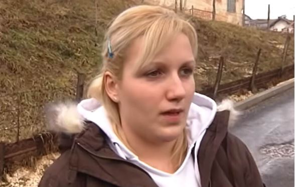 Srpski vojnik pronašao bebu u spaljenoj kući: 16 godina kasnije svoje ime zatekla na spomeniku nestalih tokom rata u BiH - featured image Srpski vojnik pronašao bebu u spaljenoj kući: 16 godina kasnije svoje ime zatekla na spomeniku nestalih tokom rata u BiH - featured image