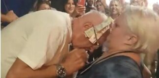 SRBI ZGROŽENI ZBOG SNIMKA SA ŠABAČKOG VAŠARA! Nabijao joj MIKROFON u grudi, a onda ZARIO GLAVU u dubine! SRBI ZGROŽENI ZBOG SNIMKA SA ŠABAČKOG VAŠARA! Nabijao joj MIKROFON u grudi, a onda ZARIO GLAVU u dubine! - featured image