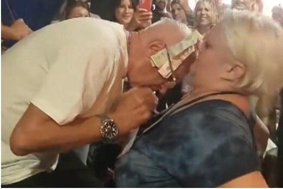 SRBI ZGROŽENI ZBOG SNIMKA SA ŠABAČKOG VAŠARA! Nabijao joj MIKROFON u grudi, a onda ZARIO GLAVU u dubine! - featured image SRBI ZGROŽENI ZBOG SNIMKA SA ŠABAČKOG VAŠARA! Nabijao joj MIKROFON u grudi, a onda ZARIO GLAVU u dubine! - featured image