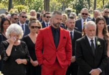 Moj brat je stigao na sahranu našeg oca u jarkocrvenom odijelu i odmah sam se uznemirila. Svi ostali muškarci u kapeli bili su obučeni u crno, ugljenasto ili tamnosivo. A onda je ušao Eric. Moj brat je stigao na sahranu našeg oca u jarkocrvenom odijelu i odmah sam se uznemirila. Svi ostali muškarci u kapeli bili su obučeni u crno, ugljenasto ili tamnosivo. A onda je ušao Eric. - featured image