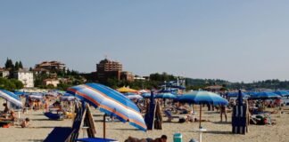 DA LI JE MOGUĆE?!DA LI OVO RADE OD 7 UJUTRU… Skandal na hrvatskoj plaži, LJUDI ZGROŽENI PRIZOROM DA LI JE MOGUĆE?!DA LI OVO RADE OD 7 UJUTRU… Skandal na hrvatskoj plaži, LJUDI ZGROŽENI PRIZOROM - featured image