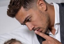 „Tata… leđa me toliko bole da ne mogu spavati. Mama mi je rekla da ti ne smijem reći.“ Upravo sam se vratio s poslovnog puta kad mi je moja osmogodišnja kći tiho otkrila tajnu za koju njezina majka nikada nije htjela da je čujem. „Tata… leđa me toliko bole da ne mogu spavati. Mama mi je rekla da ti ne smijem reći.“ Upravo sam se vratio s poslovnog puta kad mi je moja osmogodišnja kći tiho otkrila tajnu za koju njezina majka nikada nije htjela da je čujem. - featured image