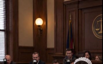 Milioner je trebao biti osuđen na sedam godina zatvora zbog optužbi za finansijsku prevaru. U sudnici su ga ljudi ismijavali i nazivali kriminalcem. Čak su ga i rodbina i prijatelji napustili. Ali kada je obična kućna pomoćnica ustala sa svog mjesta, cijela sudnica ostala je u šoku zbog onoga što se dogodilo nakon toga. 😱 Milioner je trebao biti osuđen na sedam godina zatvora zbog optužbi za finansijsku prevaru. U sudnici su ga ljudi ismijavali i nazivali kriminalcem. Čak su ga i rodbina i prijatelji napustili. Ali kada je obična kućna pomoćnica ustala sa svog mjesta, cijela sudnica ostala je u šoku zbog onoga što se dogodilo nakon toga. 😱 - featured image