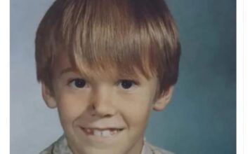 Dečak (7) krenuo u školu i više se nije vratio: Nakon osam godina se pojavio sa detetom u rukama, a kada je otkrio STRAHOTE KOJE JE PREŽIVEO ljudi su bili u šoku Dečak (7) krenuo u školu i više se nije vratio: Nakon osam godina se pojavio sa detetom u rukama, a kada je otkrio STRAHOTE KOJE JE PREŽIVEO ljudi su bili u šoku - featured image