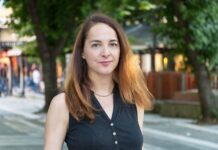 Sahranila sam muža pre 5 godina, taman kad sam naučila da živim sa tugom, pojavio se na vratima: Istinu koju sam čula zabolela me više od njegove smrti Sahranila sam muža pre 5 godina, taman kad sam naučila da živim sa tugom, pojavio se na vratima: Istinu koju sam čula zabolela me više od njegove smrti - featured image