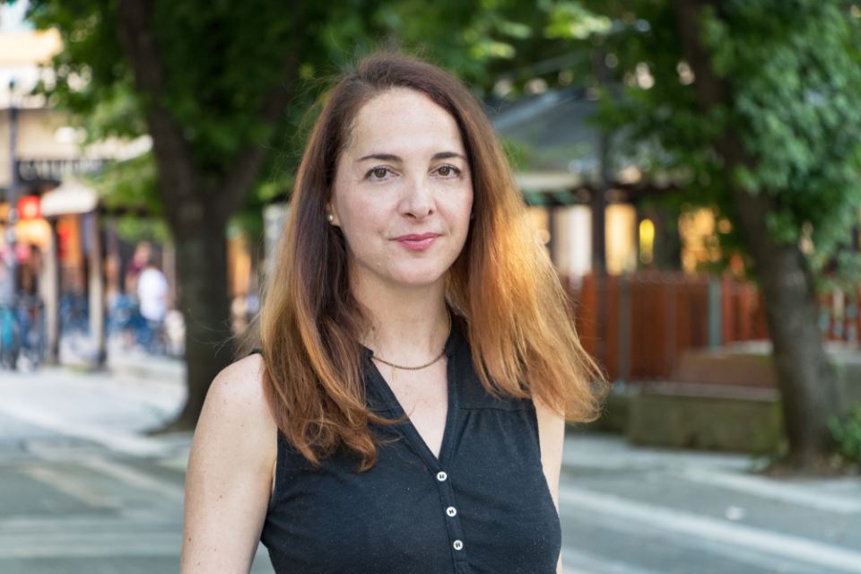 Sahranila sam muža pre 5 godina, taman kad sam naučila da živim sa tugom, pojavio se na vratima: Istinu koju sam čula zabolela me više od njegove smrti - featured image Sahranila sam muža pre 5 godina, taman kad sam naučila da živim sa tugom, pojavio se na vratima: Istinu koju sam čula zabolela me više od njegove smrti - featured image